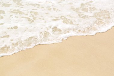 Yumuşak dalgalı ve beyaz kumlu tropik plaj arka planı