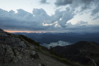 Bavaria, Almanya için Herzogstand dağ güneş doğarken