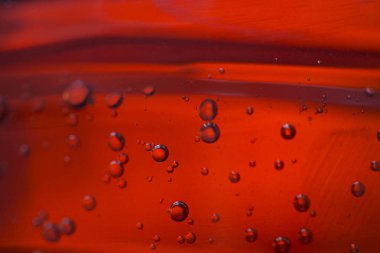 Bir kırmızı petrol sıvı kabarcıkları