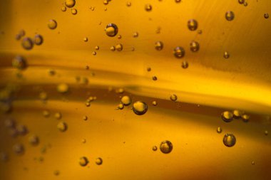 Bir sarı yağ sıvı kabarcıkları