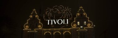 Gece Tivoli Leisure park Girişi, Kopenhag, Denmar