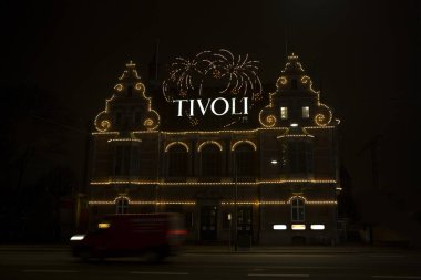 Gece Tivoli Leisure park Girişi, Kopenhag, Denmar