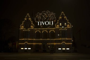 Gece Tivoli Leisure park Girişi, Kopenhag, Denmar