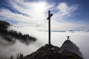 Taubenstein Dağı zirvesine yukarı Hiker, Bavaria