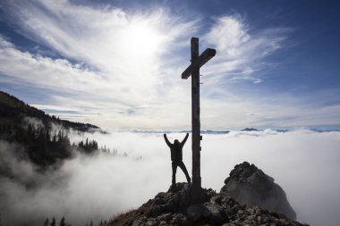 Taubenstein Dağı zirvesine yukarı Hiker, Bavaria