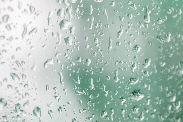 Gotas de lluvia en un cristal de ventana — Foto de Stock
