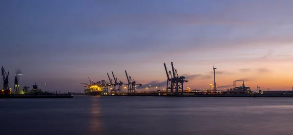 Blick auf den Containerhafen in Hamburg bei Nacht — Stockfoto