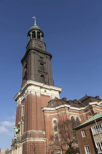 Hamburg/Almanya - 28 Haziran 2017: St. Michaelis kilisesi Hamburg, Almanya