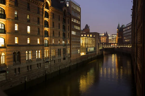 Speicherstadt de Hamburgo, Alemania por la noche — Foto de Stock