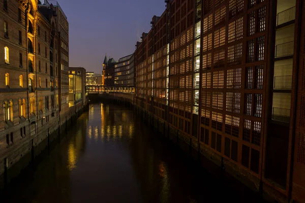 Speicherstadt de Hamburgo, Alemania por la noche — Foto de Stock