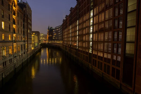 Speicherstadt του Αμβούργου, Γερμανία τη νύχτα — Φωτογραφία Αρχείου