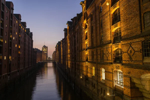 Speicherstadt de Hamburgo, Alemania por la noche — Foto de Stock