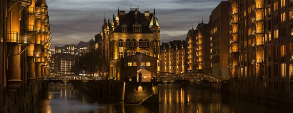 Panorama de Speicherstadt de Hamburgo, Alemania por la noche — Foto de Stock