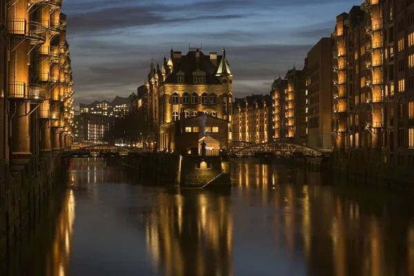 Speicherstadt de Hamburgo, Alemania por la noche —  Fotos de Stock