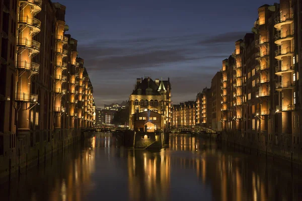 Speicherstadt de Hamburgo, Alemania por la noche —  Fotos de Stock