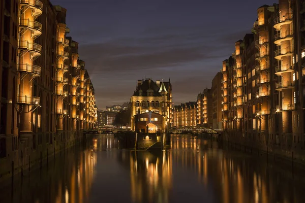 Speicherstadt de Hamburgo, Alemania por la noche — Foto de Stock