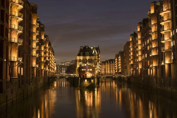 Speicherstadt de Hamburgo, Alemania por la noche —  Fotos de Stock