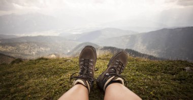 Bir dağ tur yürüyüş botları 