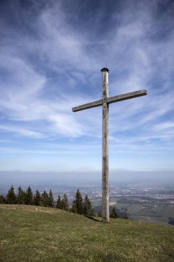 Bavyera'da Blomberg dağında zirve haçı