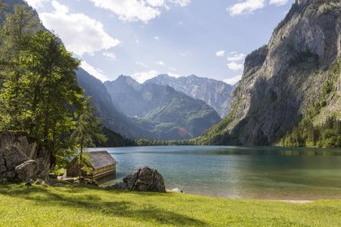 Koenigssee yakınlarındaki Nature panorama Gölü Obersee'de kayıkhane 