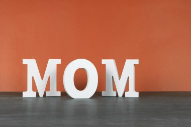 Kelime anne turuncu backgro önünde beyaz harflerle yazılmış