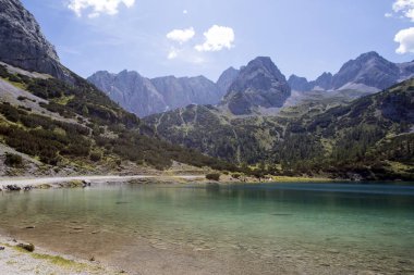 Tirol' deki Seebensee Gölü' ndeki dağ panoraması, Avusturya