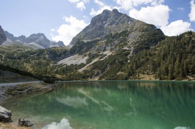 Tirol' deki Seebensee Gölü' ndeki dağ panoraması, Avusturya