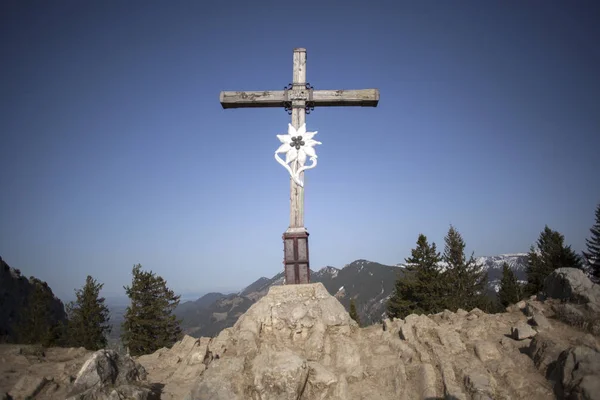 Sommet croix de montagne Heuberg, Bavière au printemps — Photo