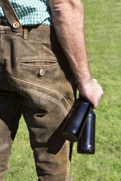 Beierse man met flessen bier in zijn hand — Stockfoto