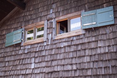 Bavyera Alplerinde bir dağ kulübesi pencereleri