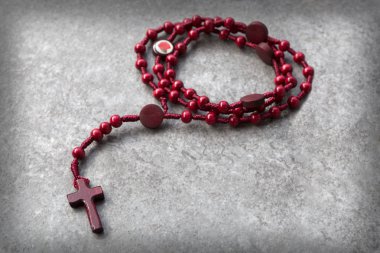 Taş zemin üzerine kırmızı tespih