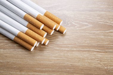 Ahşap arka plan üzerinde Sigara 