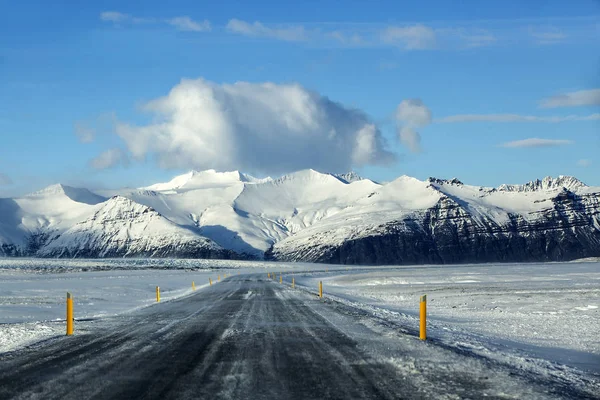 Estrada nevada com montanhas vulcânicas no inverno — Fotografia de Stock