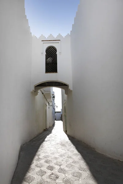 Úzká ulička v Asilah, Maroko — Stock fotografie