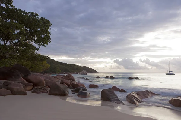 Dramatische Küste bei Sonnenuntergang, anse lazio, seychellesireland vs. — Stockfoto