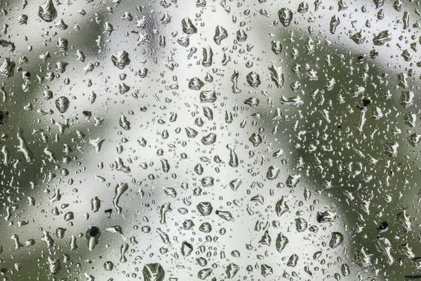 Gotas de lluvia en un cristal de ventana — Foto de Stock