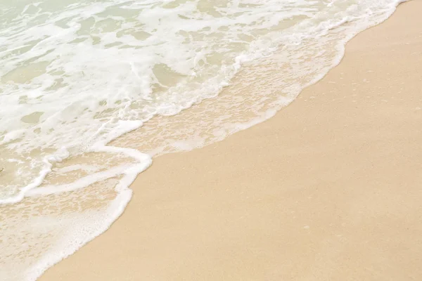 Tropikal plaj arka plan dalga yumuşak ve kum ile — Stok fotoğraf