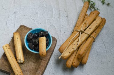 Grissini ve zeytin (ekmek çubuğu)