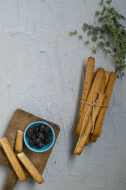 Grissini ve zeytin (ekmek çubuğu)