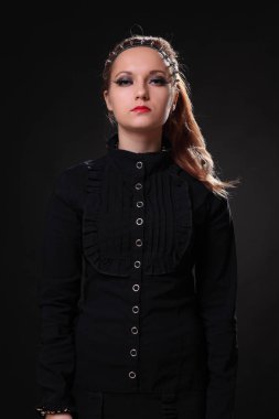 siyah giysili genç güzel seksi kızı