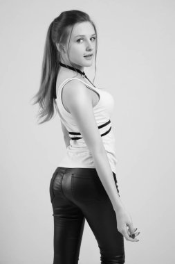 Genç sevimli kız güzel bir yüze sahip