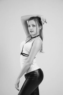 Genç sevimli kız güzel bir yüze sahip