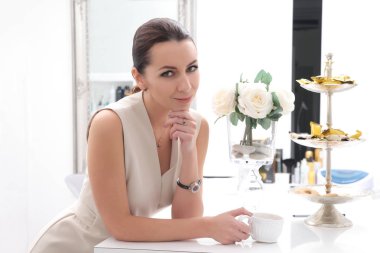 parlak bir iç bir genç güzel kadın portresi