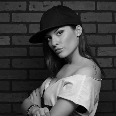 bir kara delik poz genç ciddi kız