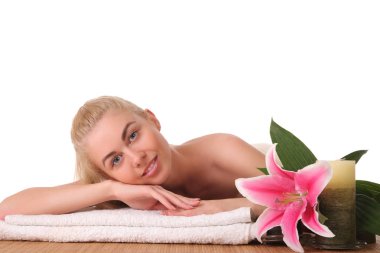 Havlu üzerinde uzanmış güzel genç kadın portresi