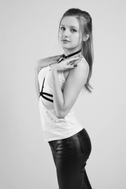 Genç sevimli kız güzel bir yüze sahip