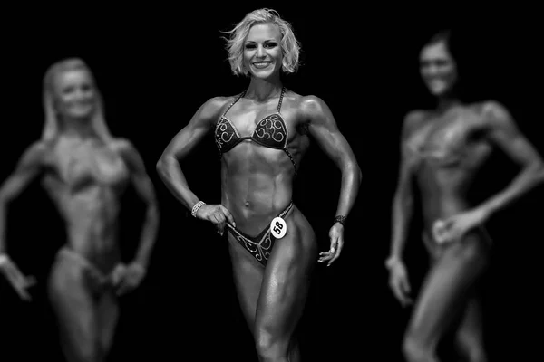 Fitness Model Poseren Bikini Het Podium — Stockfoto