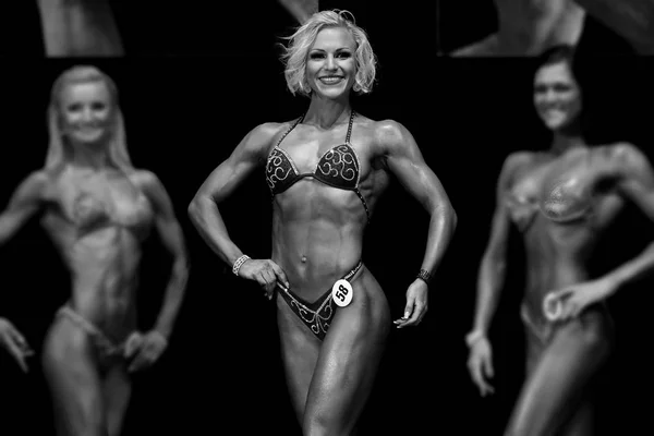 Modello Fitness Posa Bikini Sul Palco — Foto Stock