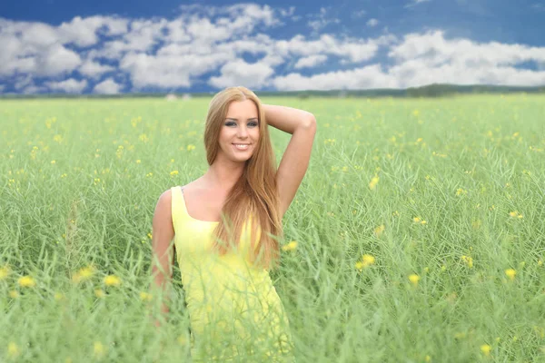 Portrait Young Free Girl Field — Stock Photo, Image