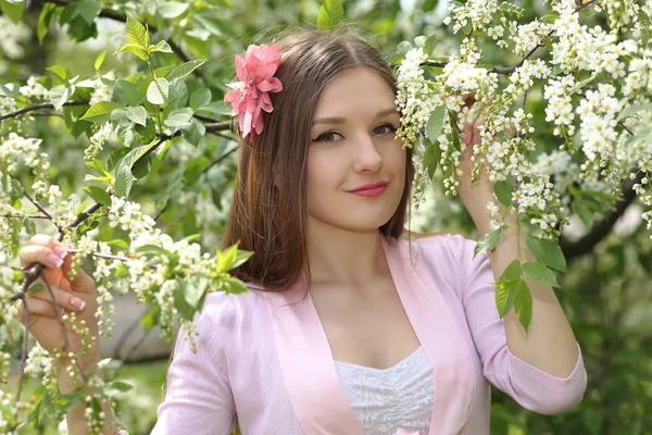 Retrato Primavera Uma Menina Bonita Jovem — Fotografia de Stock